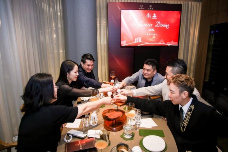 一群人在餐厅吃饭

AI 生成的内容可能不正确。